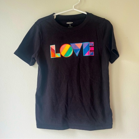🌼 5/$25 Old Navy LOVE Pride Graphic Tee 5T Black Rainbow Shirt Unisex Kids - Picture 1 of 9